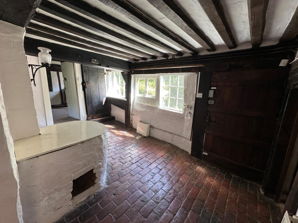 Lot: 115 - DETACHED THATCHED COTTAGE IN NEED OF REPAIR ON 1.36 ACRES OF LAND - Rear corridor